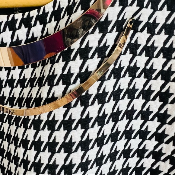 Mustard Seed Gold Neck Plated Houndstooth Quilted Short Sleeve Zip Crop Blouse - Picture 4 of 8